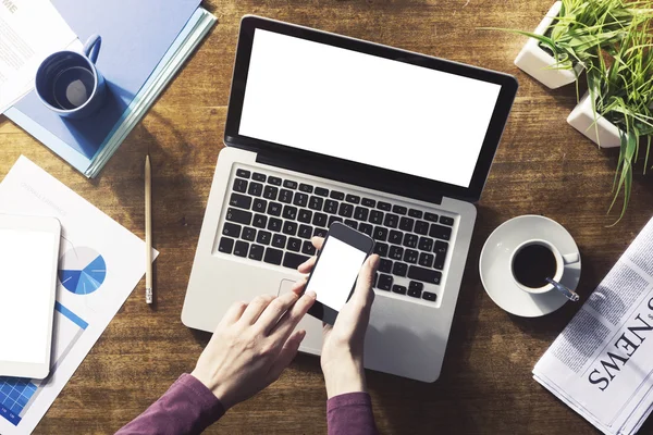 Männerhände und Corporate Identity täuschen vor — Stockfoto