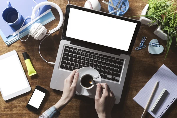 Hände und Teenager-Desktop-Attrappe — Stockfoto