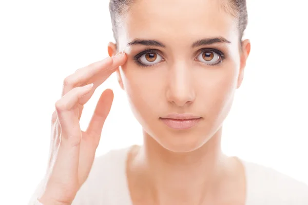 Mujer revisando su piel de cara — Foto de Stock