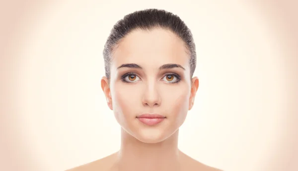Vrouw met een gloeiend gezicht huid — Stockfoto