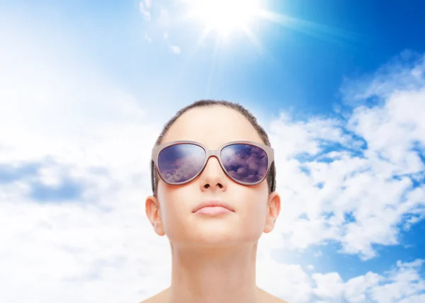 Fashion model wearing big sunglasses — Stock Photo, Image