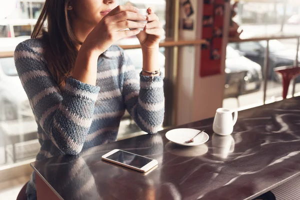 Vrouw bij bar met kopje koffie — Stockfoto