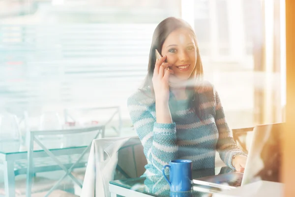 Junge Frau telefoniert — Stockfoto