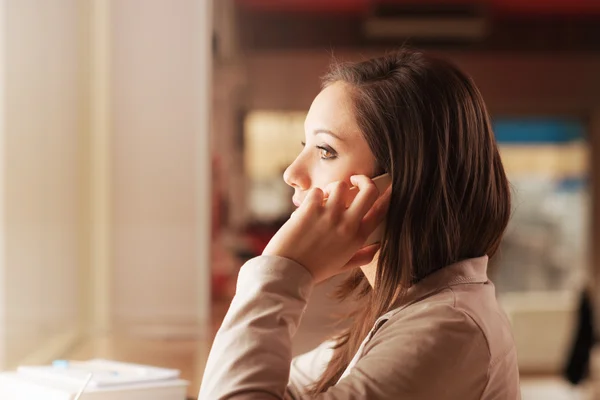 Vrouw met telefoon — Stockfoto