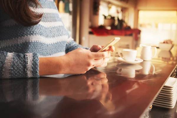 Mensajería de texto mujer —  Fotos de Stock