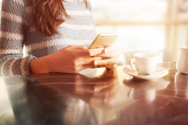 Mensajería de texto mujer — Foto de Stock