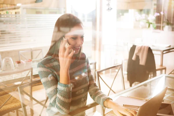 Telefon görüşmesi olan kadın — Stok fotoğraf