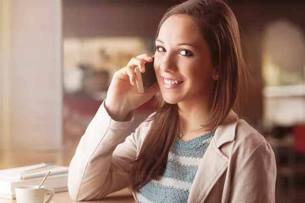 Femme ayant un appel téléphonique — Photo