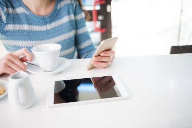 Cep telefonu kullaranarak kafede kadın