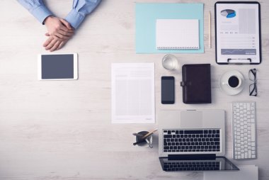 işadamı dijital tablet ile çalışma
