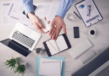Bir hap almaktan ofis çalışanı
