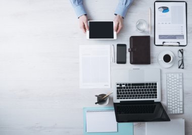 Resepsiyon tablet ile çalışan iş adamı
