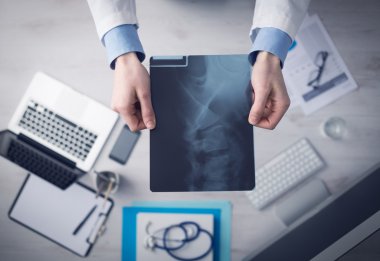 Radyolog bir x-ray görüntü denetimi