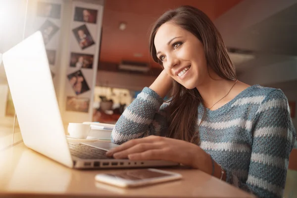 Vrouw bij bar met behulp van laptop — Stockfoto