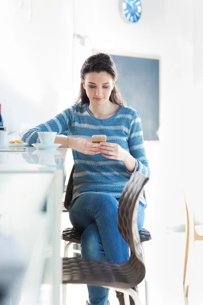 Teenager-Mädchen sitzt am Tresen — Stockfoto