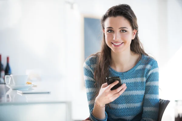 Smiling girl having coffee break — Stock Photo, Image