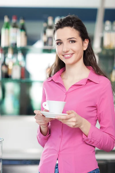 Fröhliche Kellnerin in einem Café — Stockfoto