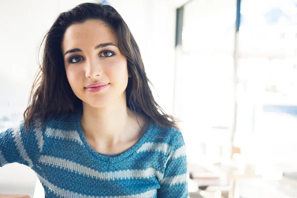 Beautiful girl smiling — Stock Photo, Image