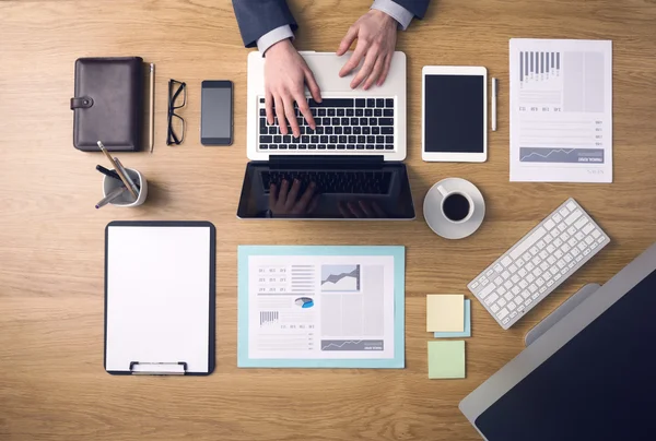 Businessman working on laptop — Stock Photo, Image