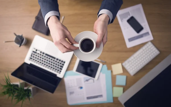 Empresario tomando un descanso para tomar café — Foto de Stock