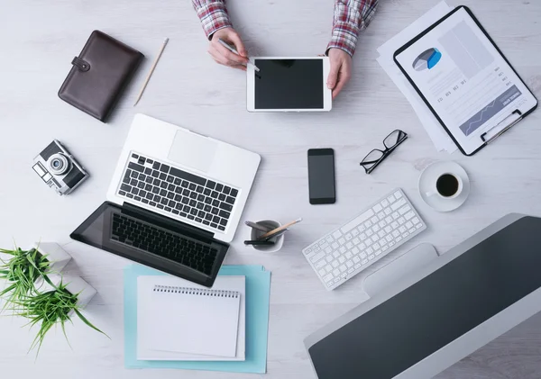 Uomo d'affari che lavora alla scrivania con tablet — Foto Stock