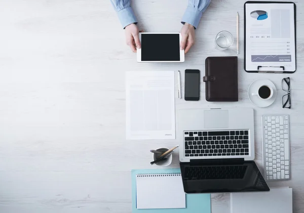 Resepsiyon tablet ile çalışan iş adamı