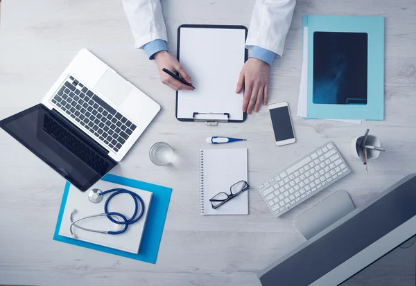 Doctor writing medical records — Stock Photo, Image