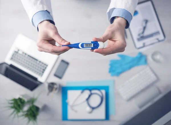 Doctor measuring temperature — Stock Photo, Image