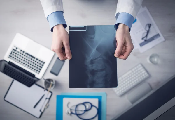 Radiologe überprüft ein Röntgenbild — Stockfoto