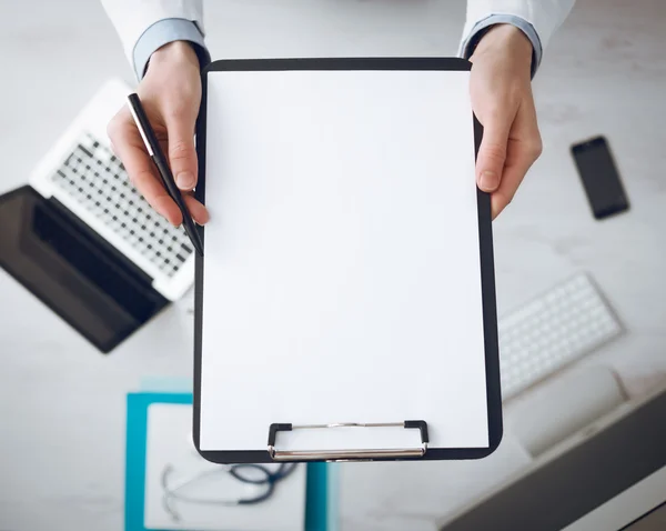 Doctor escribiendo registros médicos — Foto de Stock