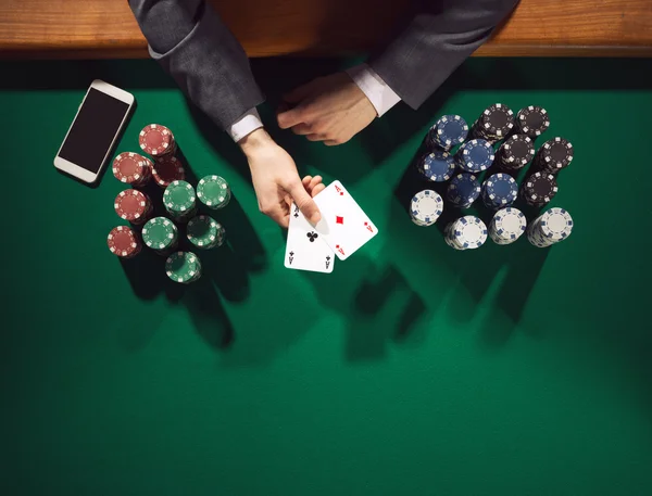 Jugador de poker con smartphone — Foto de Stock