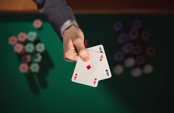 Jogador de poker segurando dois ases — Fotografia de Stock