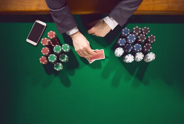 Joueur de poker avec smartphone — Photo