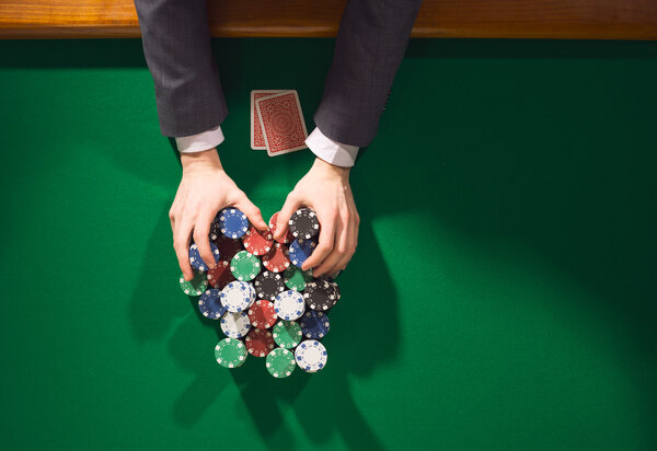 Игрок в покер ставки все в
