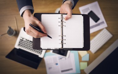 Ofis masasında çalışan bir iş adamı.