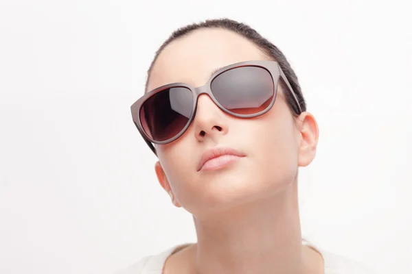 Молода модель моди з сонцезахисними окулярами — стокове фото