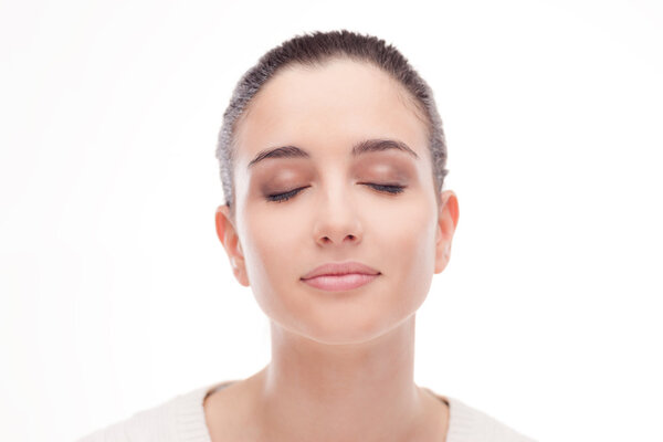 Молодая женщина улыбается и позирует
