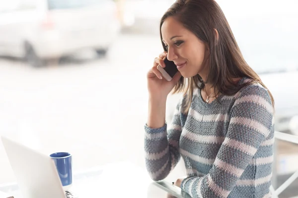 Gadis muda memiliki telepon cal — Stok Foto