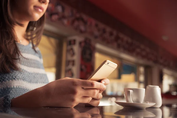 Femme penchée sur le comptoir du bar — Photo