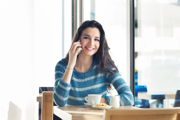 Ragazza seduta al tavolo da bar — Foto Stock