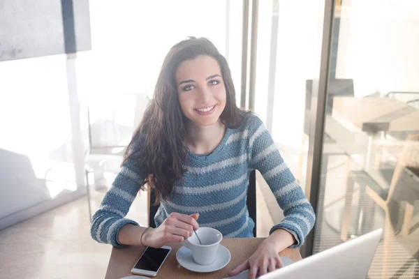 Ragazza al caffè che prende un caffè — Foto Stock