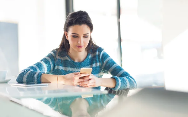 Linda chica de mensajería con teléfono inteligente — Foto de Stock