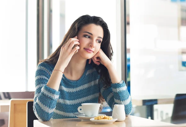 Junge Frau sitzt im Café — Stockfoto