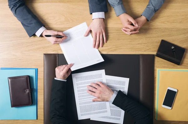 Hombre y mujer de negocios sentado — Foto de Stock