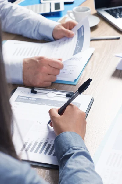 Equipo empresarial trabajando juntos — Foto de Stock