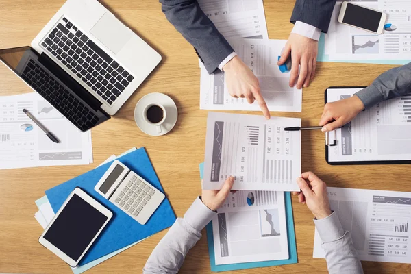 Empresários brainstorming na mesa de escritório — Fotografia de Stock