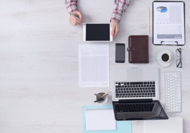 Resepsiyon dijital tablet ile çalışan iş adamı