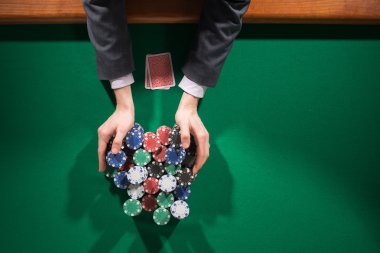 Tüm bahis poker oyuncusu