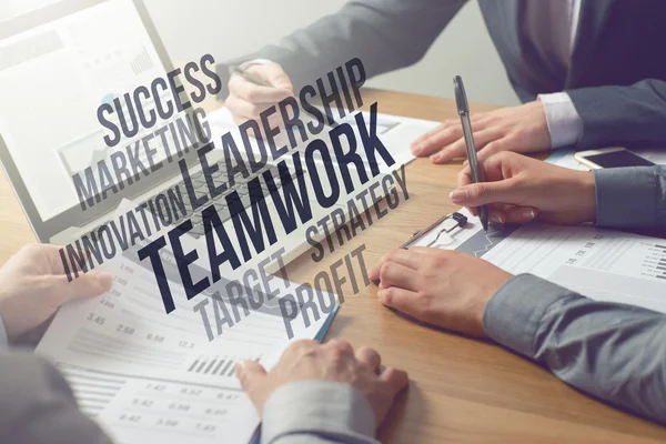 Business professionals working together — Stockfoto