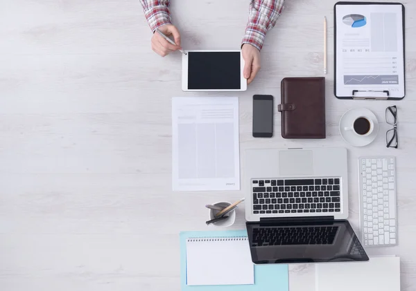 Geschäftsmann arbeitet am Schreibtisch mit digitalem Tablet — Stockfoto